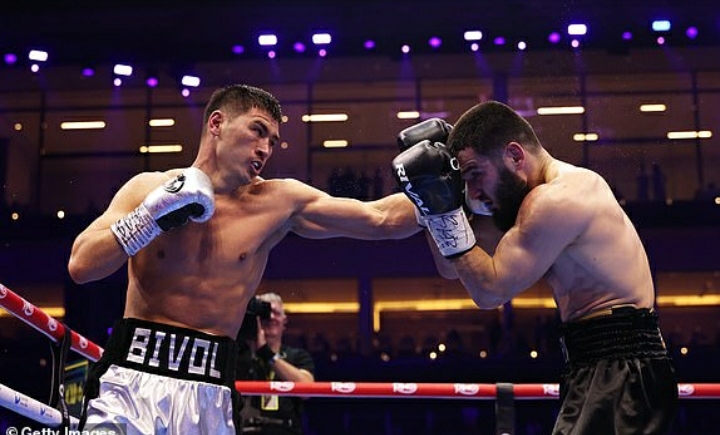 Dmitey Bivol Sukses Balas Kekalahan dari Artur Beterbiev, Rebut Gelar tak Terbantahkan