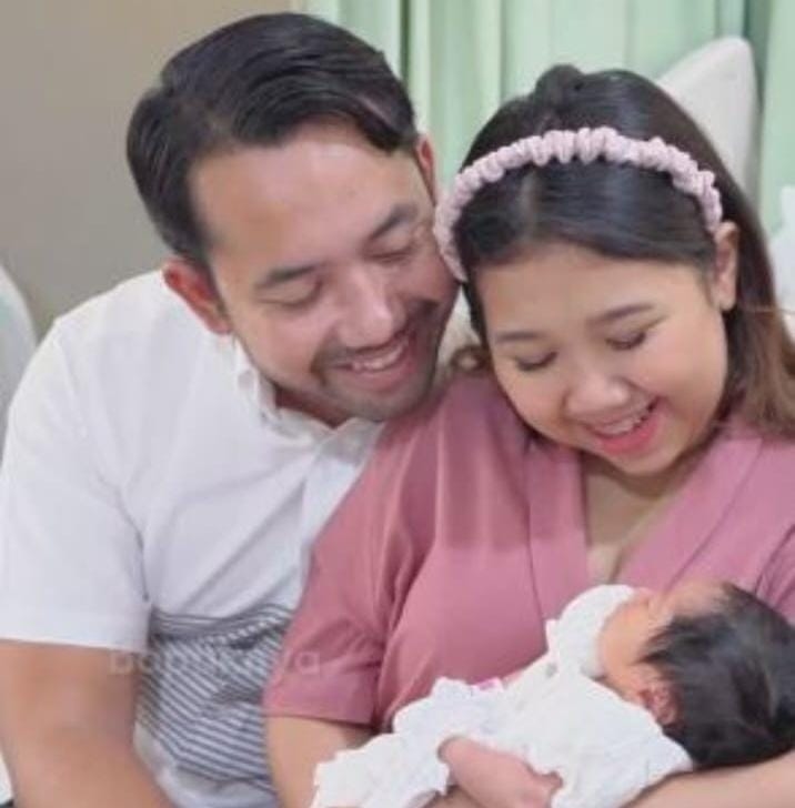 Kiky Saputri Lahirkan Anak Perempuan Lewat Operasi Caesar