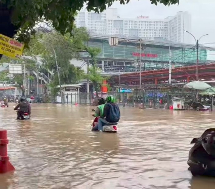 Perjalanan KRL di Stasiun Bekasi Terhambat Akibat Banjir Luapan Air Kali Bekasi