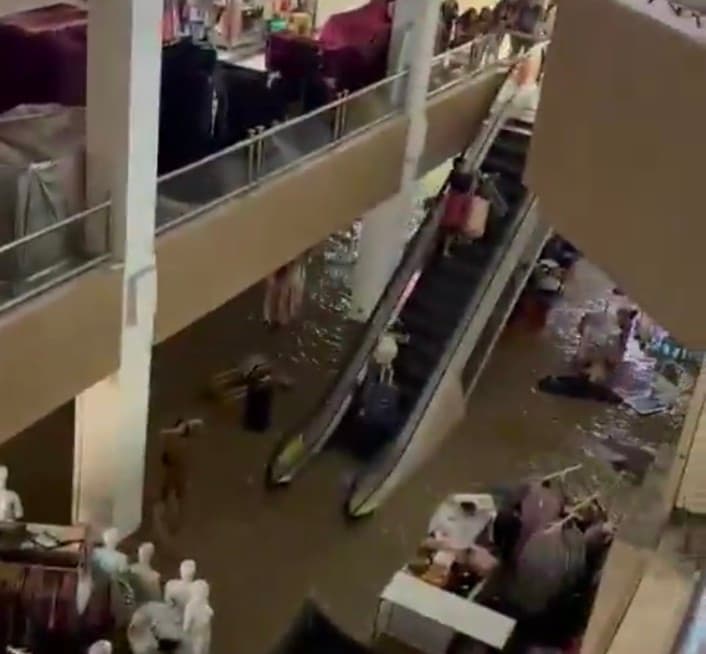 Mega Bekasi Hypermall Terendam Banjir, Pedagang Panik Selamatkan Barang-barang