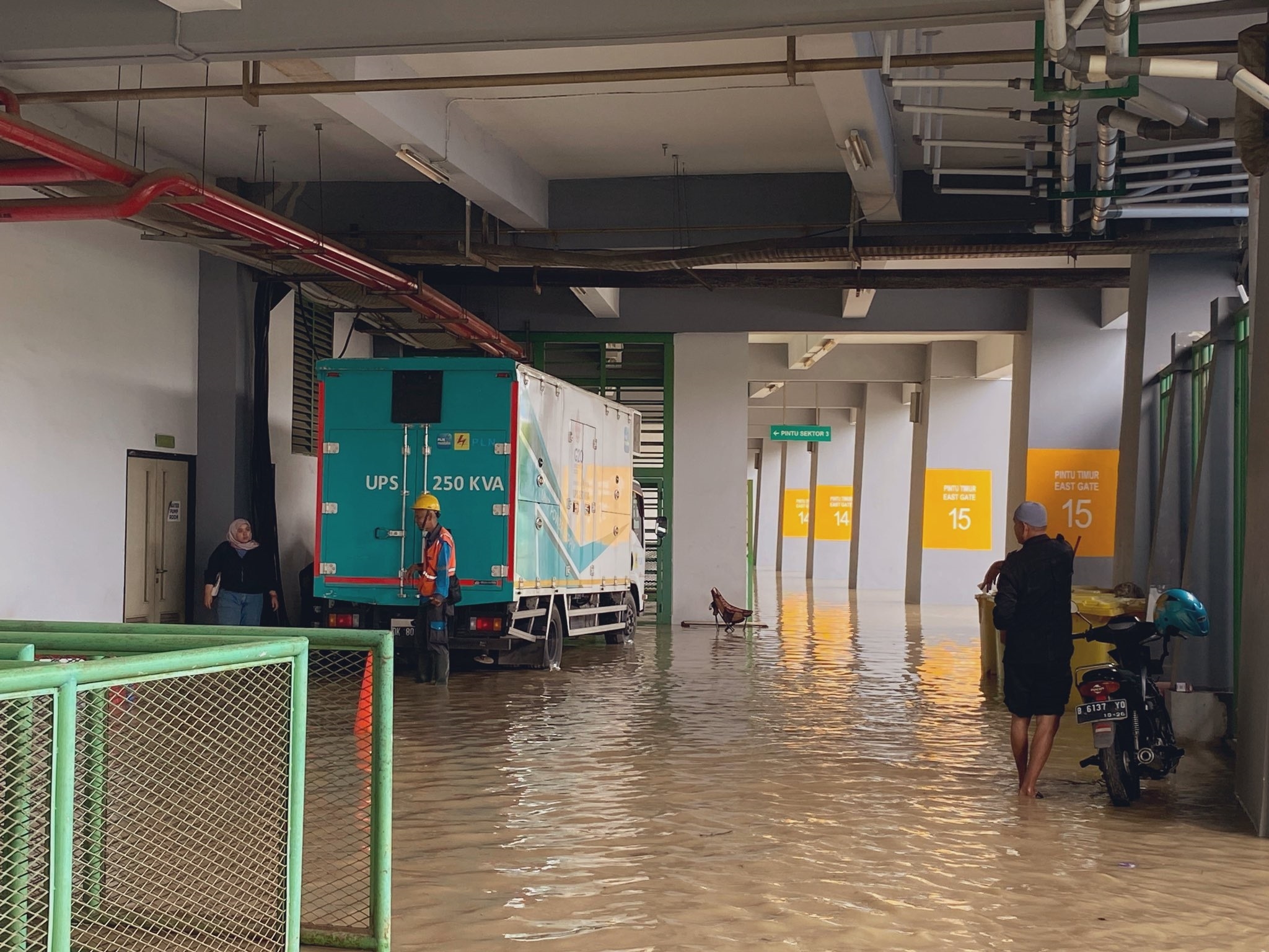 Stadion Patriot Bekasi Terkepung Banjir, Laga Persija vs PSIS Semarang Terancam Diundur?