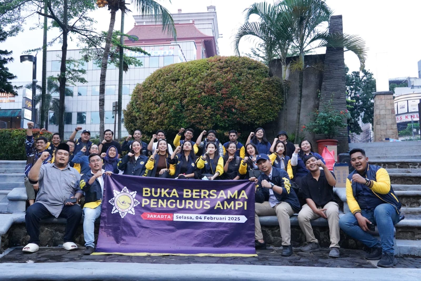 AMPI Berbagi Takjil dengan Komunitas Ojol di Taman Ayodia