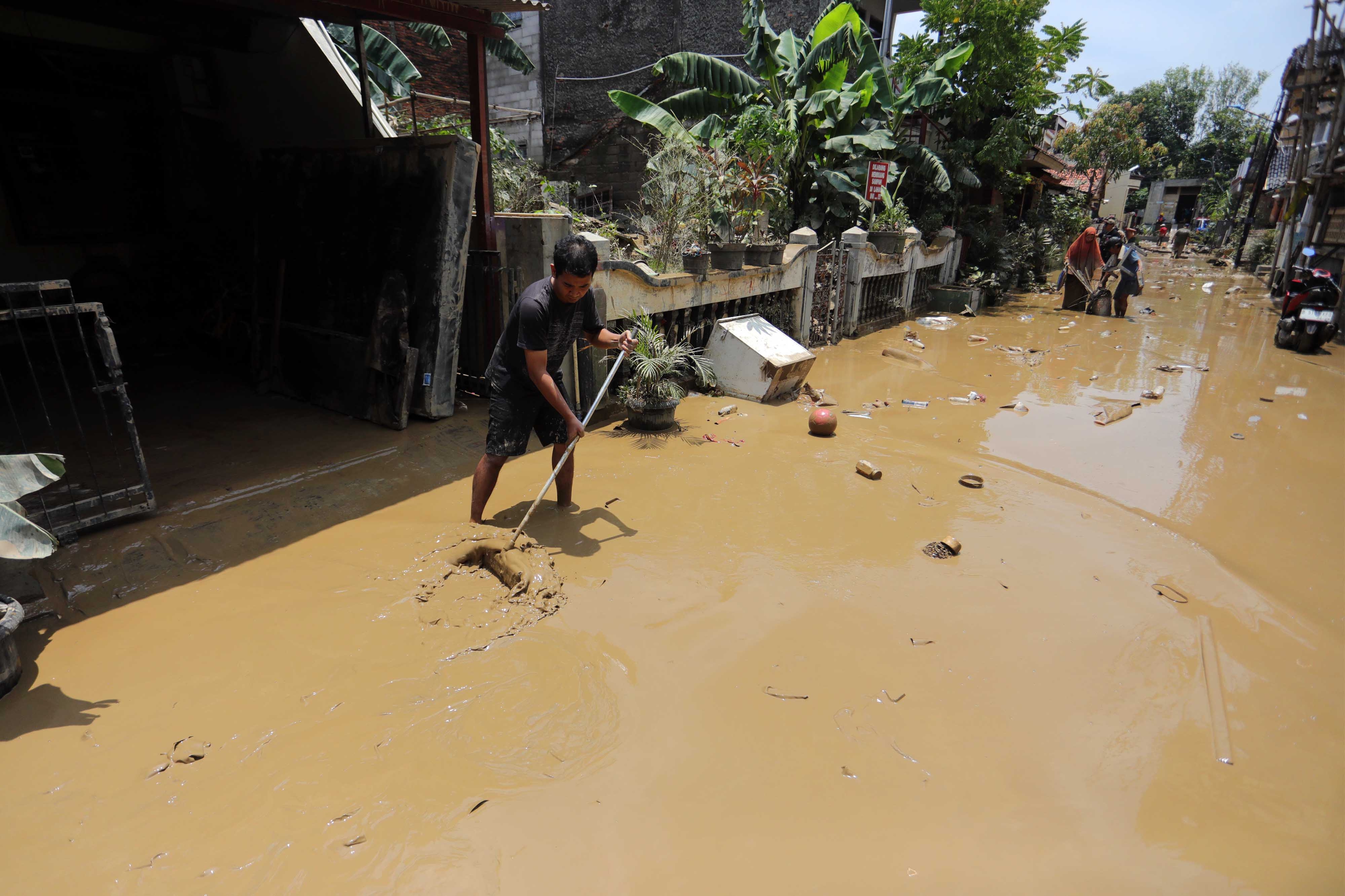 Dua Warga Bekasi Tewas Tersetrum saat Banjir, Wali Kota Tri Adhianto Sampaikan Belasungkawa