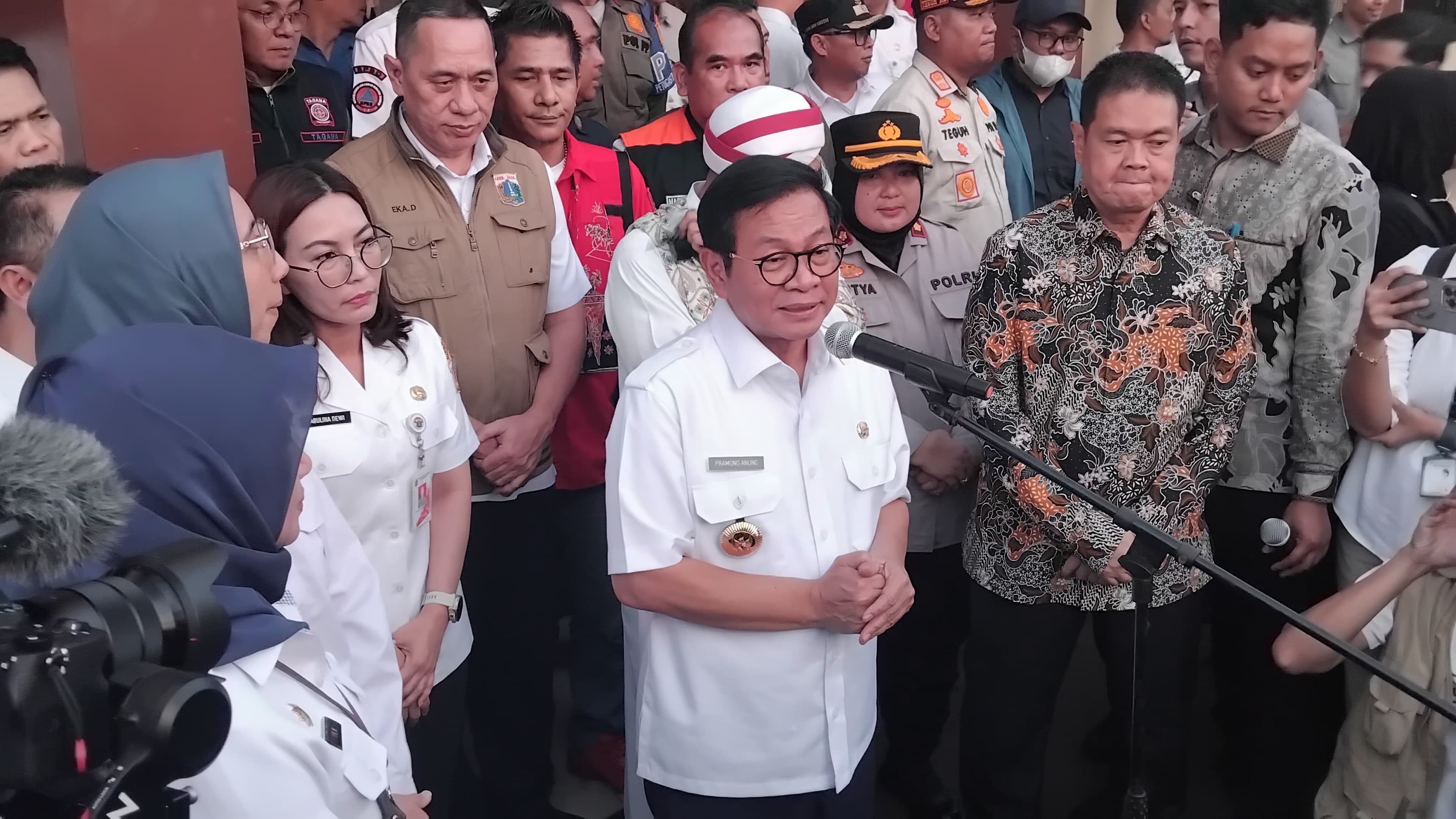 Kunjungi Pos Pengungsian Warga Terdampak Banjir di GOR Otista, Pramono Tanggapi Keluhan Warga