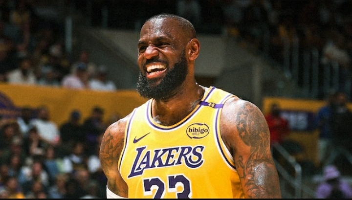 LeBron James Pertimbangkan Bertahan di Lakers, Bakal Pecahkan Rekor Musim Terlama di NBA