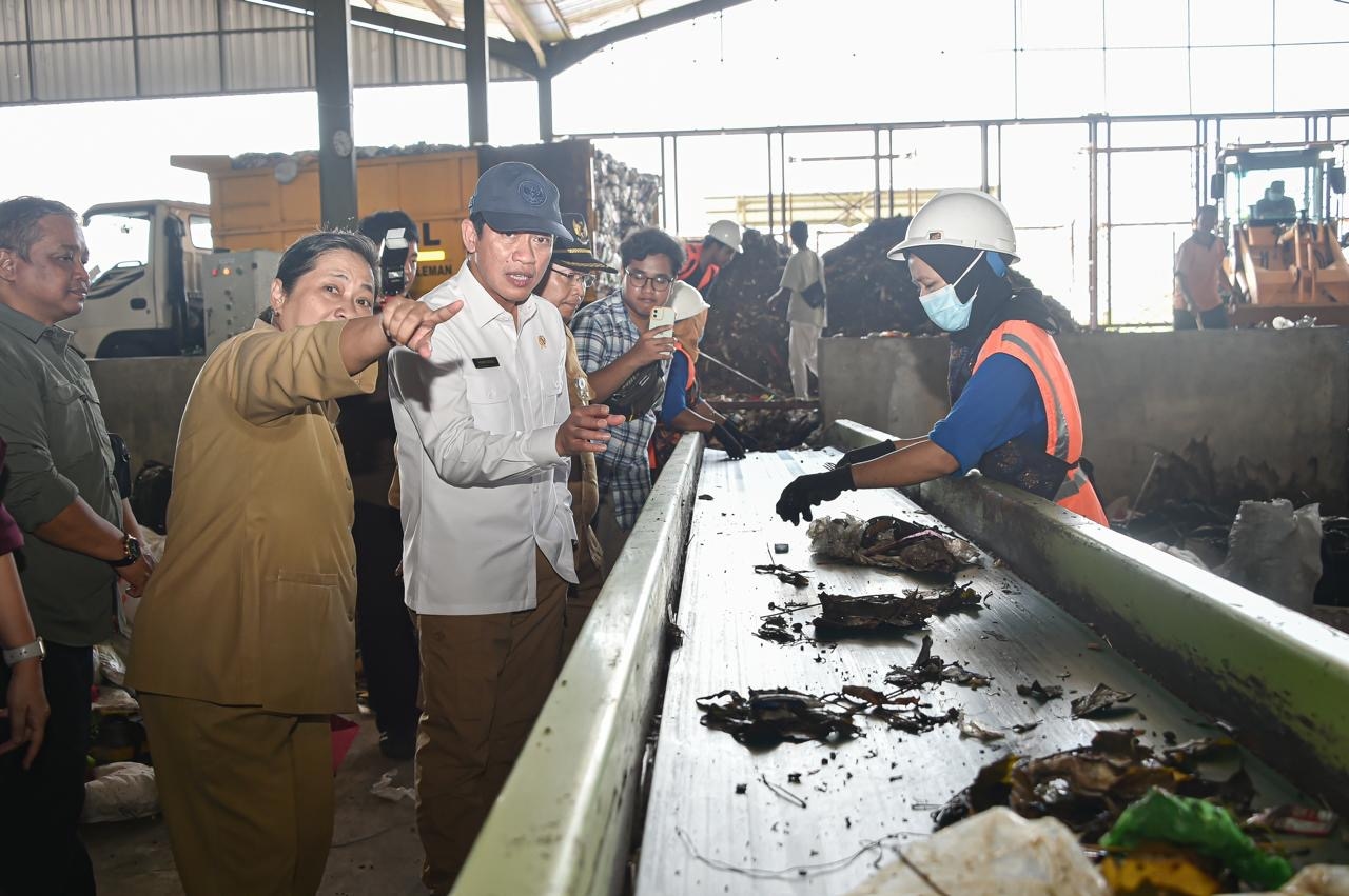 Strategi Nasional: Program 1 RW 1 Bank Sampah untuk Optimalisasi Pengelolaan Sampah Berbasis Komunitas