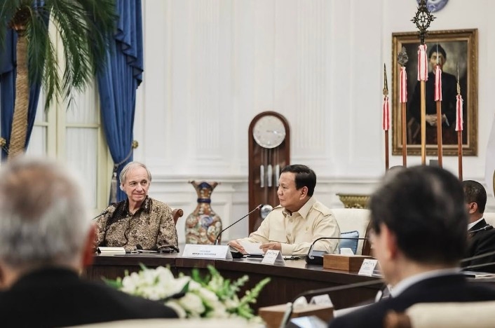 Beri Sejumlah Masukan ke Indonesia, Prabowo Anugerahkan Ray Dalio Bintang Tanda Jasa Utama