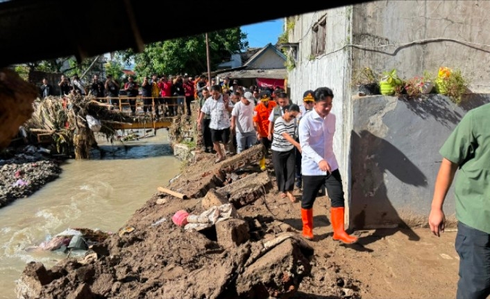 Gibran Tinjau Lokasi Banjir Sukabumi, Minta Jembatan Cidadap Segera Diperbaiki