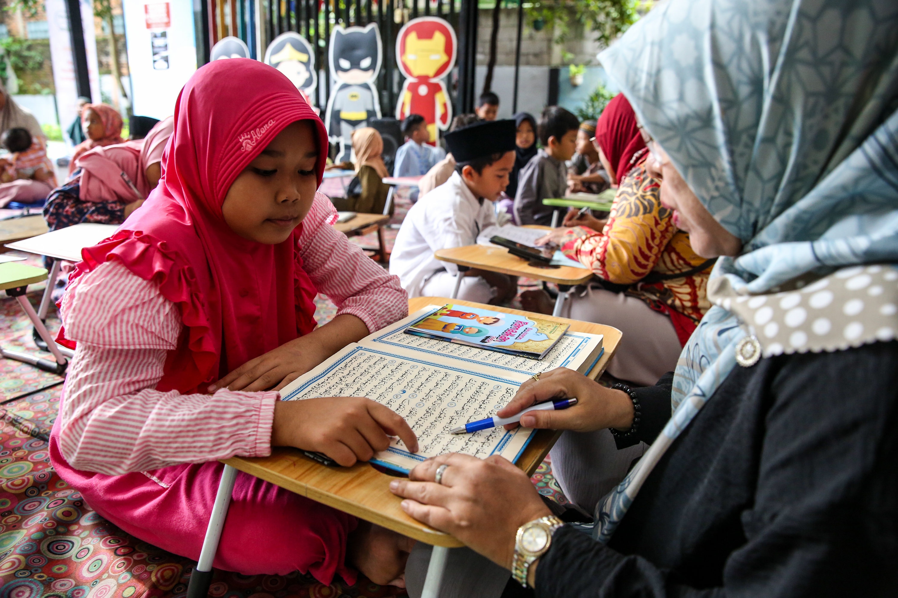 Bagaimana Cara Menanamkan Akidah dalam Diri Seseorang Sejak Usia Dini? Jelaskan!