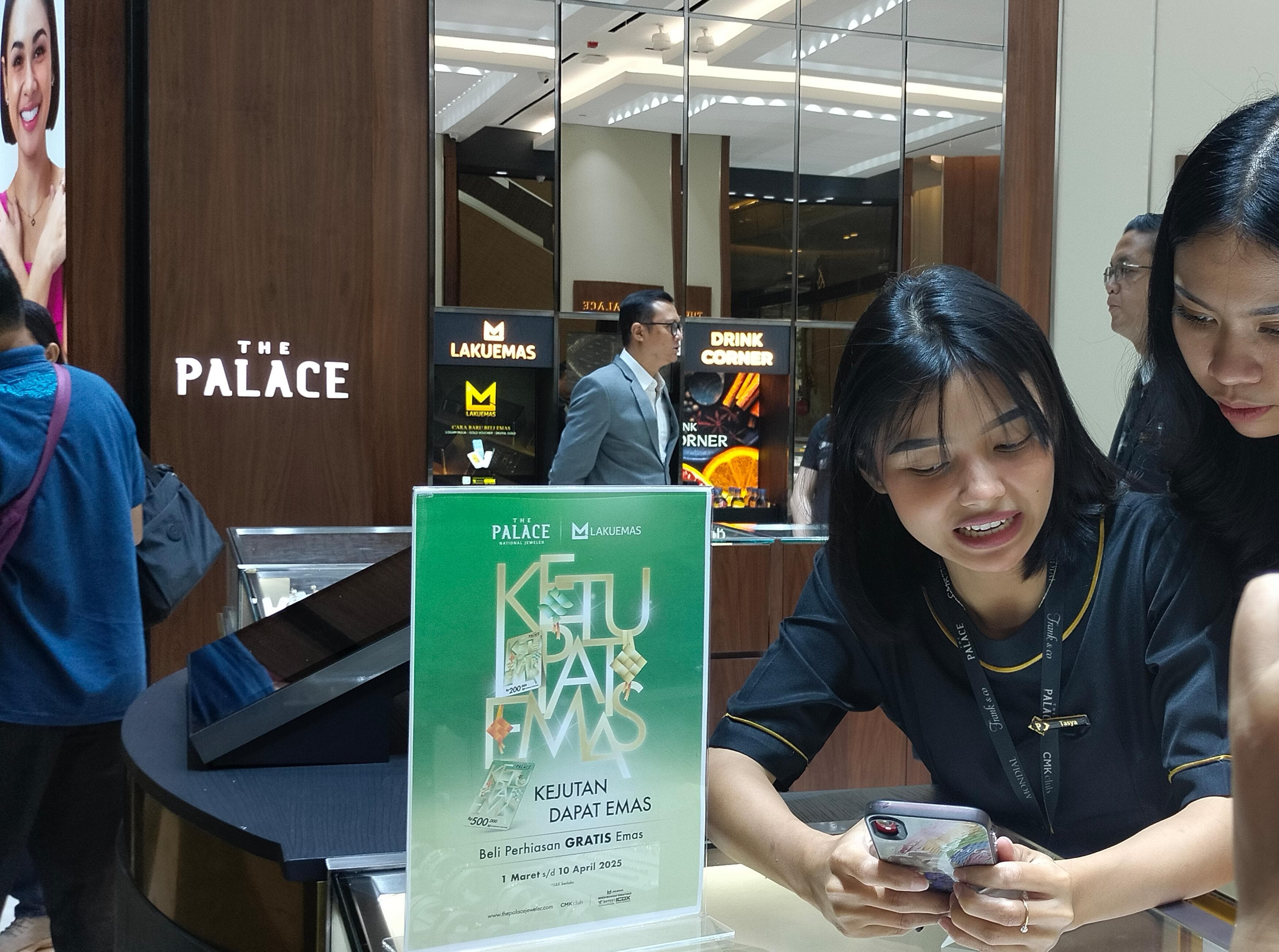 Bentar Lagi Lebaran, The Palace dan Lakuemas Bagi-bagi THR Bentuk Emas