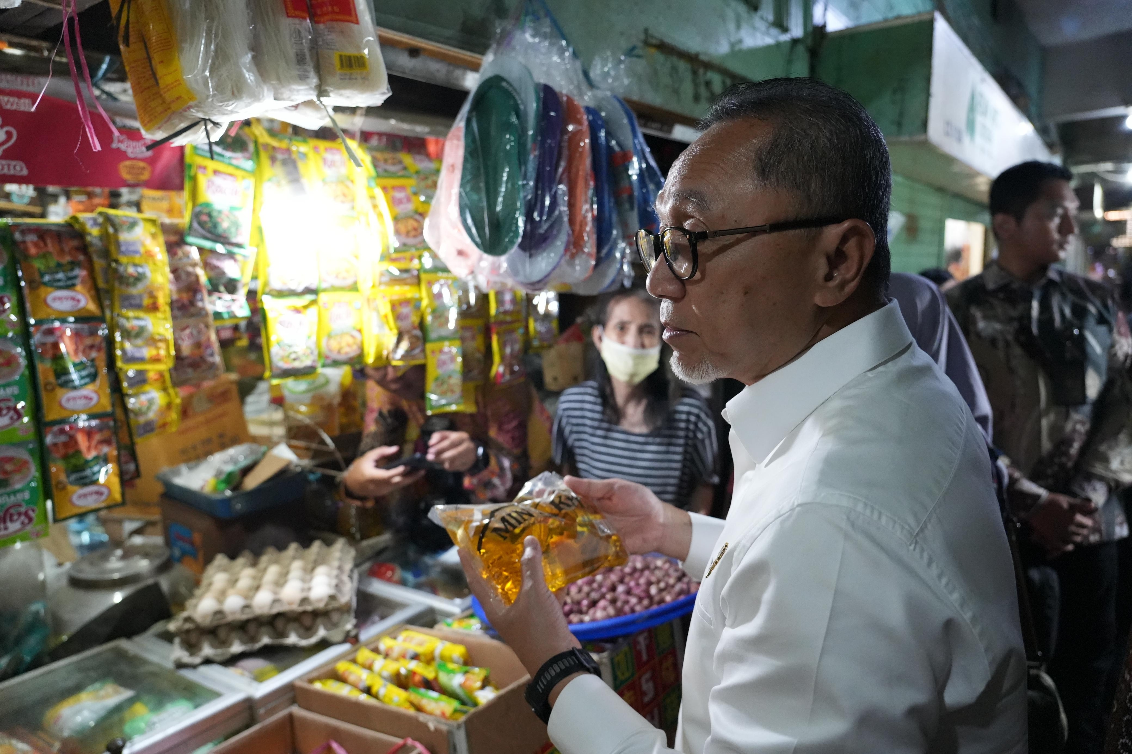 Sidak Pasar Genteng Surabaya, Menko Zulhas Pastikan Harga Pangan Masih Stabil