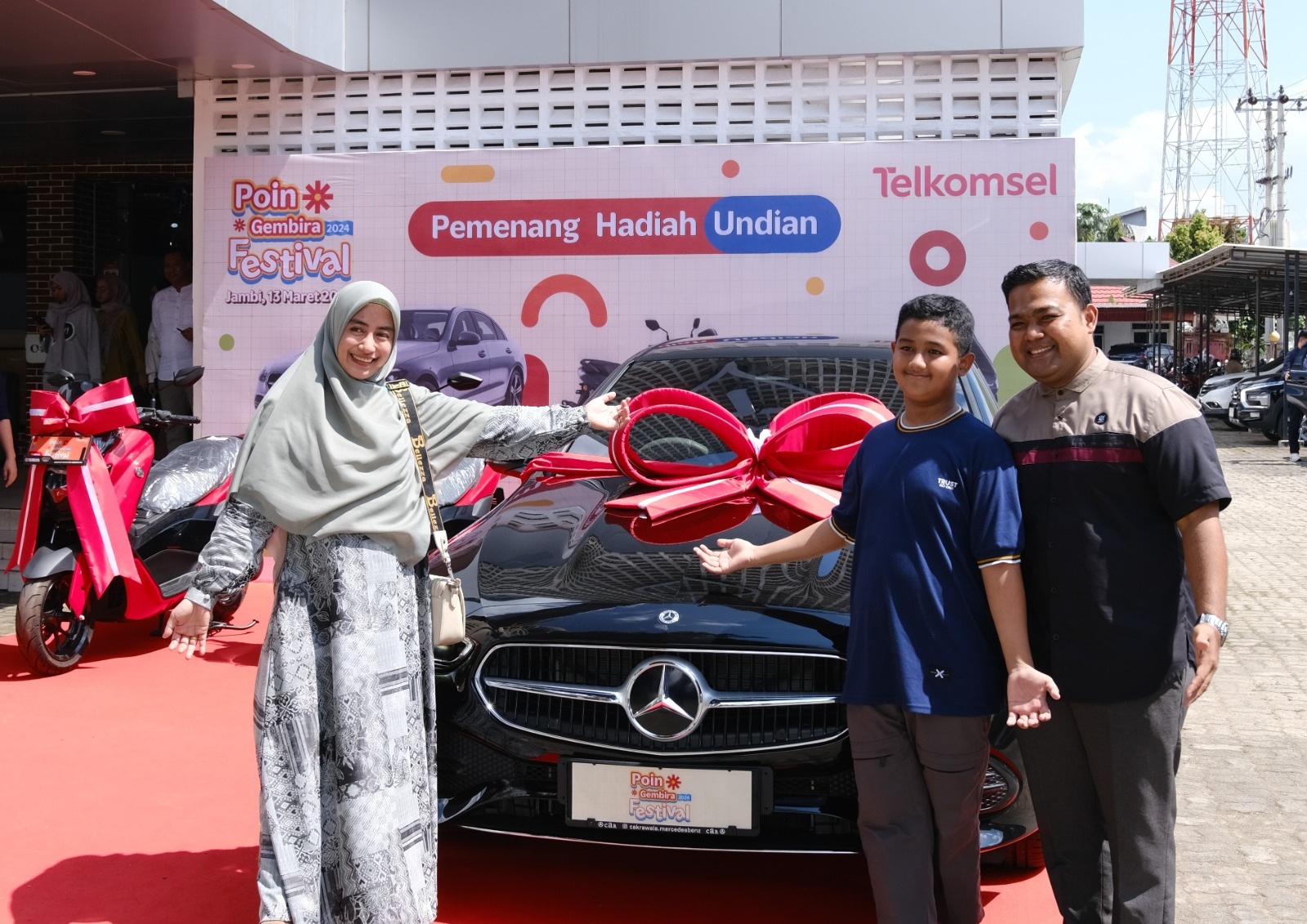 Pelanggan Setia 13 Tahun, Guru SMPN 11 Muaro Jambi Raih Mercedes-Benz C200 dari Telkomsel Poin Gembira Festival 2024