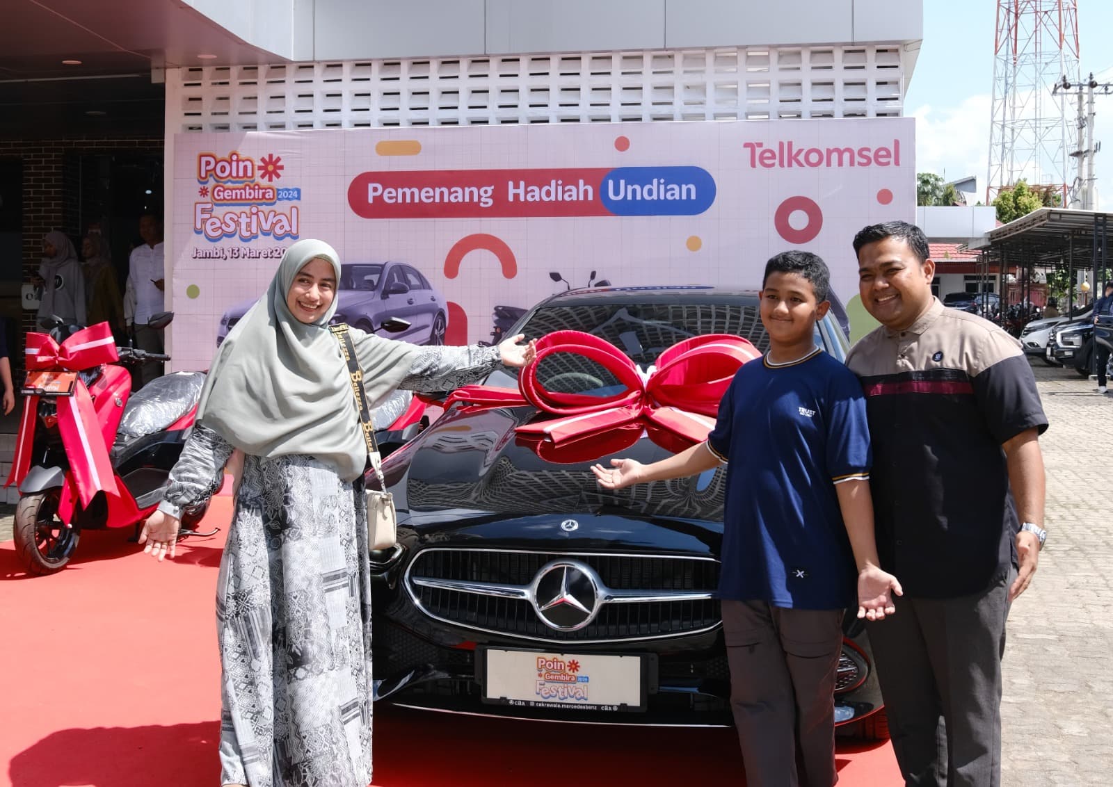 Pelanggan Setia 13 Tahun, Guru SMPN 11 Muaro Jambi Raih Mercedes-Benz C200 dari Telkomsel Poin Gembira Festival 2024