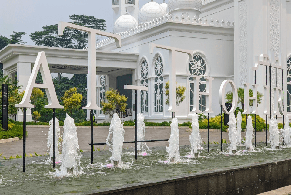 Masjid At-Thohir: Perpaduan Keindahan Arsitektur dan Nilai Spiritual Keluarga
