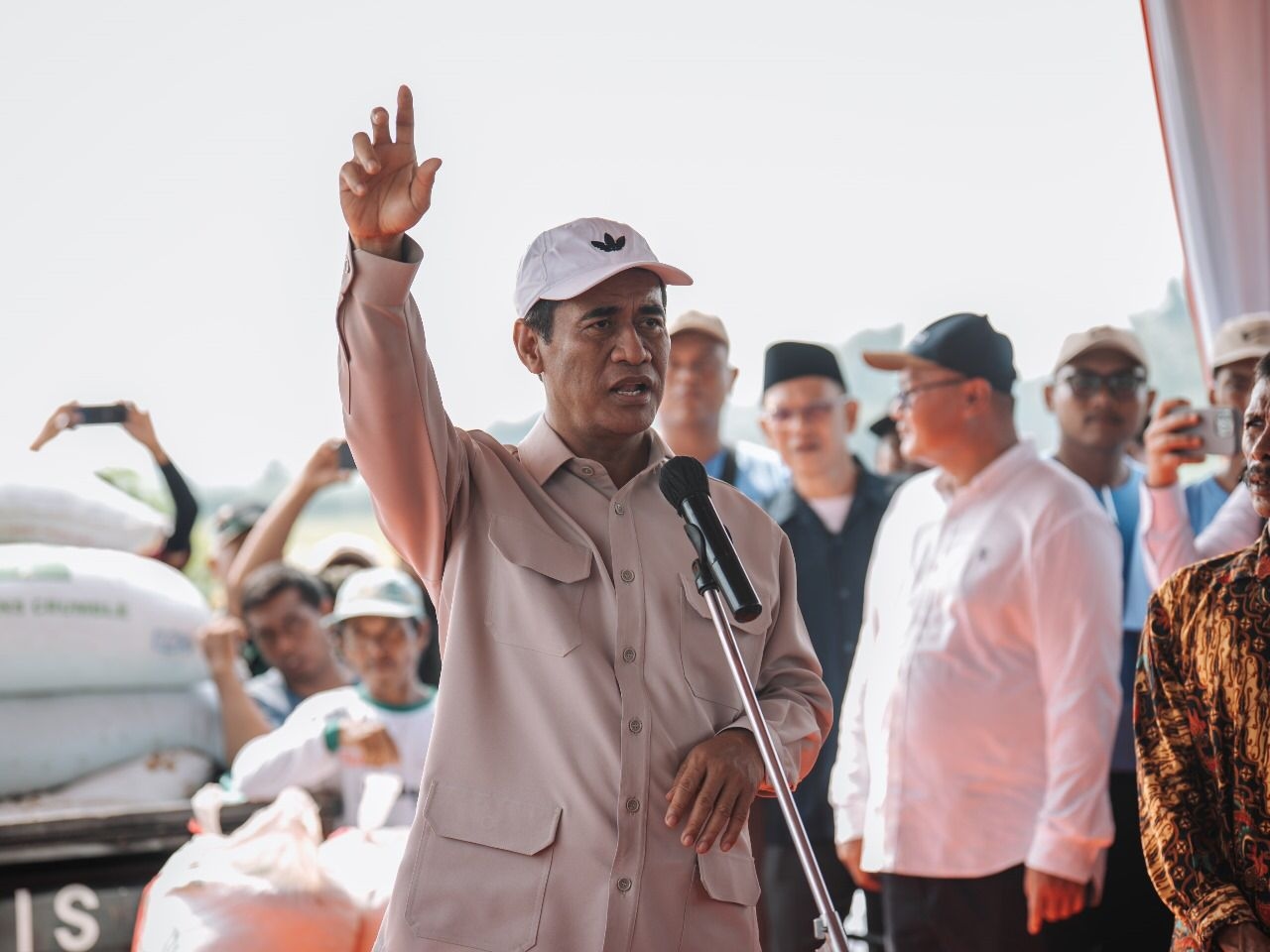 Stabilitasasi Harga Pangan, Mentan Amran Tinjau Operasi Pasar Murah di Gresik