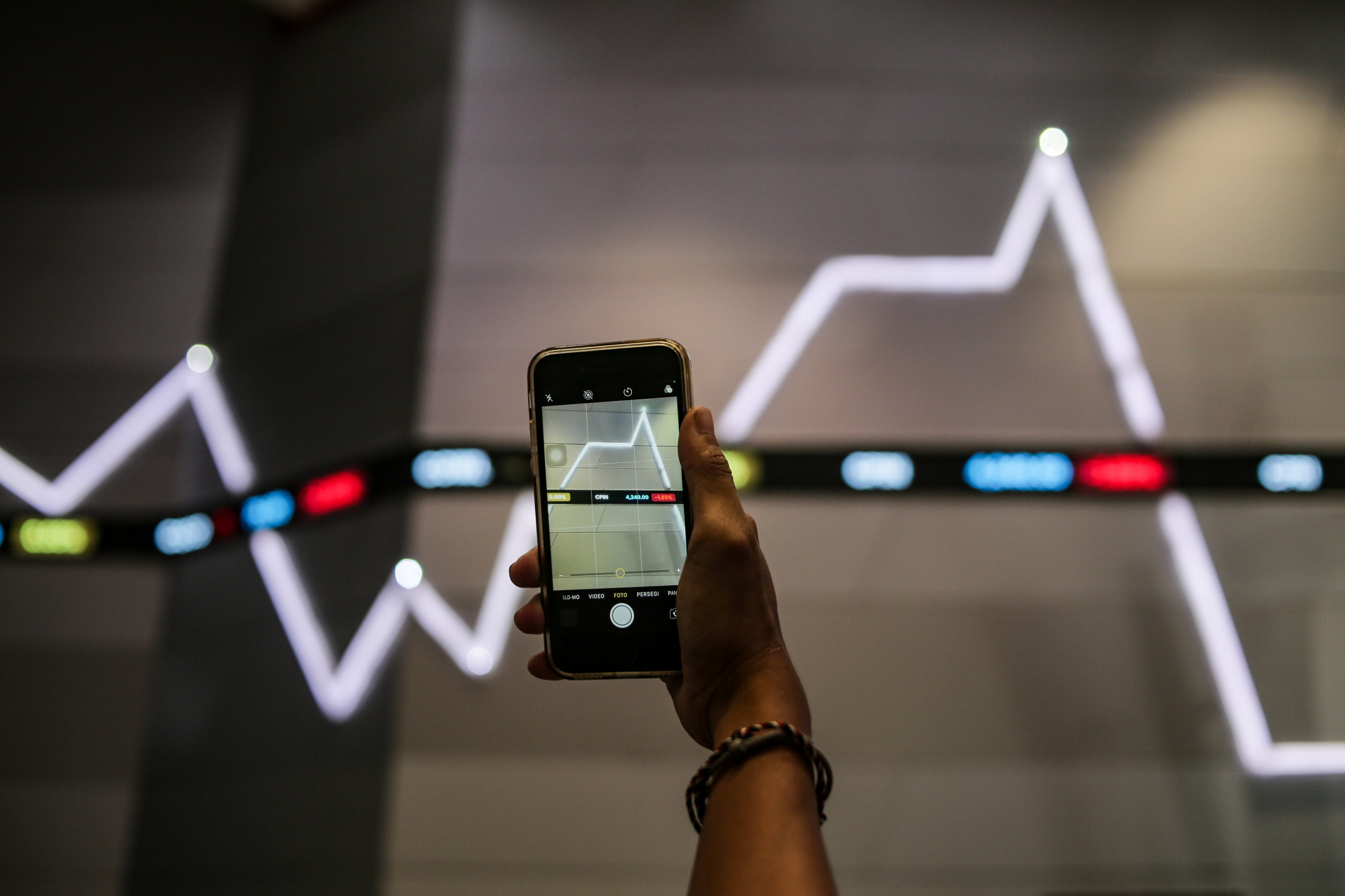 Deretan Top Gainers Yang Terkerek Sentimen Positif IHSG, Ada Adro hingga ANTM