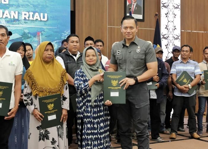 Serahkan Sertifikat Tanah untuk Warga Rempang, Menko AHY Dorong Pengembangan Kawasan Transmigrasi Modern
