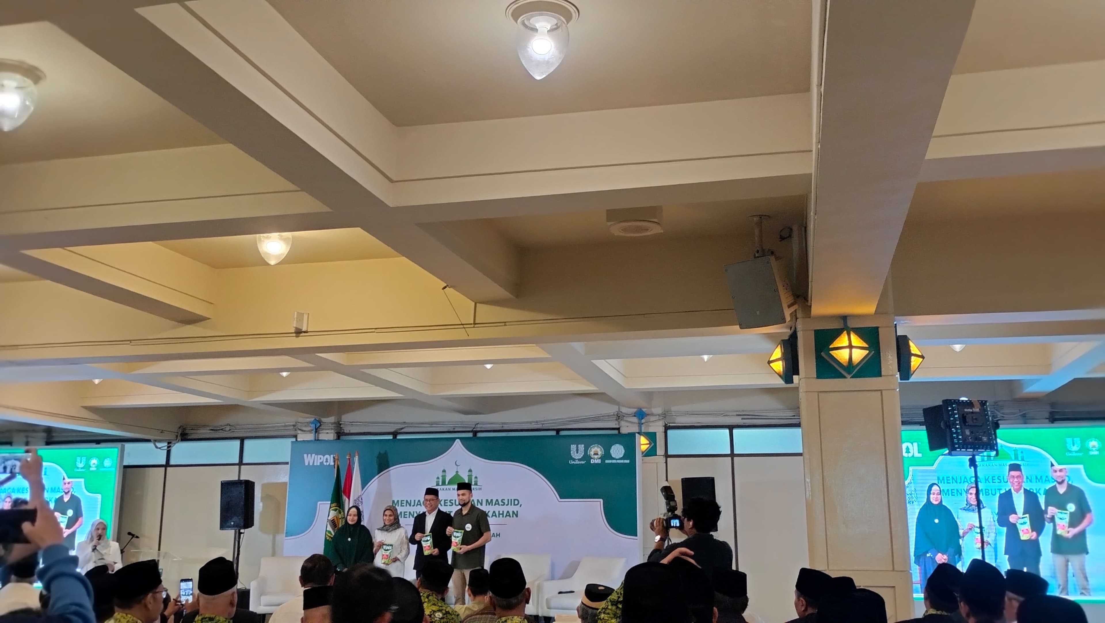 Banyakin Amal, Teuku Wisnu Ikut Gerakan Unilever Bersih-bersih 50 Ribu Masjid