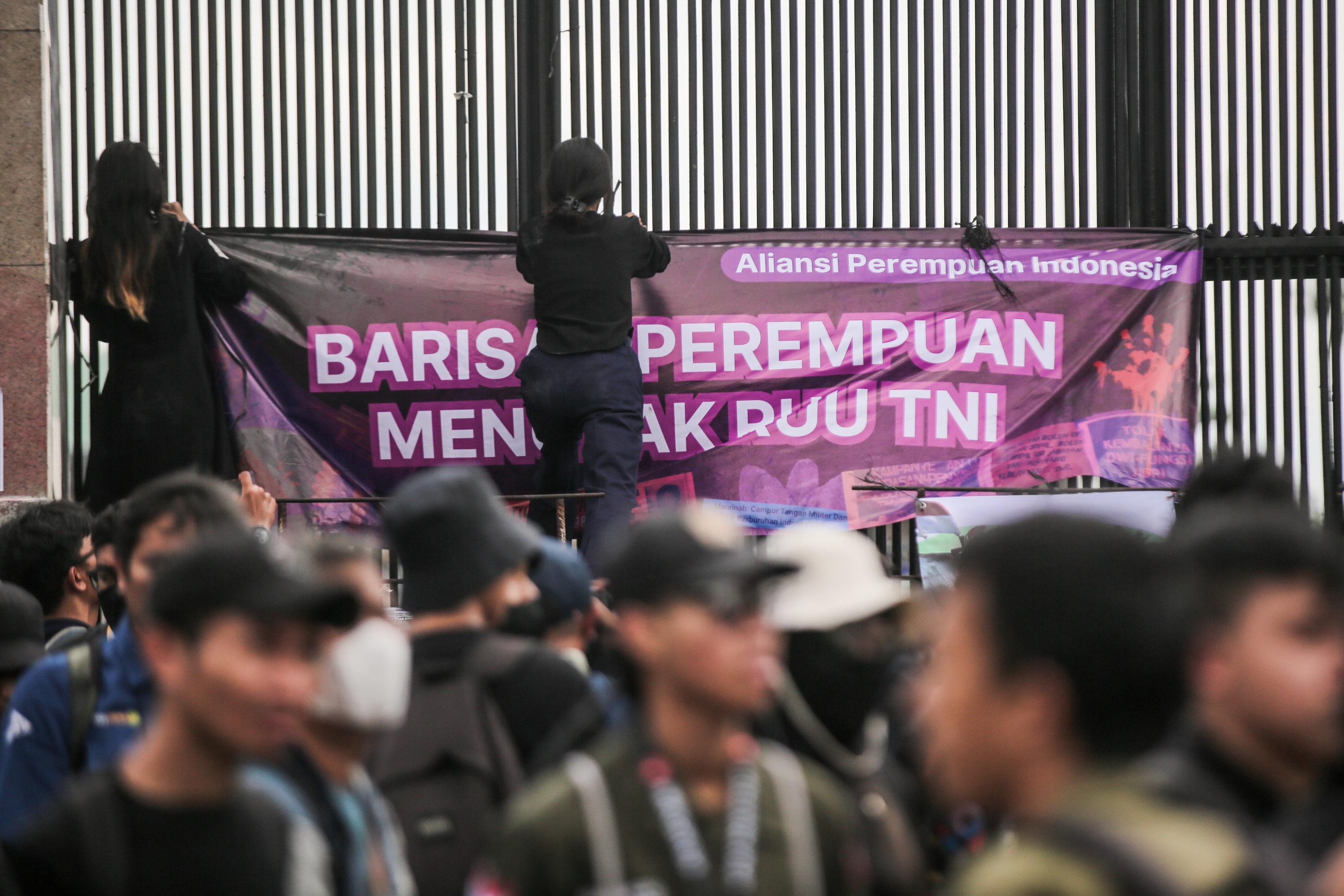 Ogah Bubar, Pengunjuk Rasa di Depan Gedung DPR Bentrok dengan Polisi