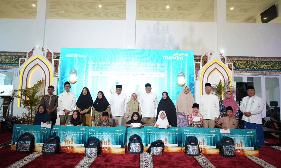 Bank Mandiri Group Santuni 3.050 Anak Yatin dan Lansia di Sumatera Selatan