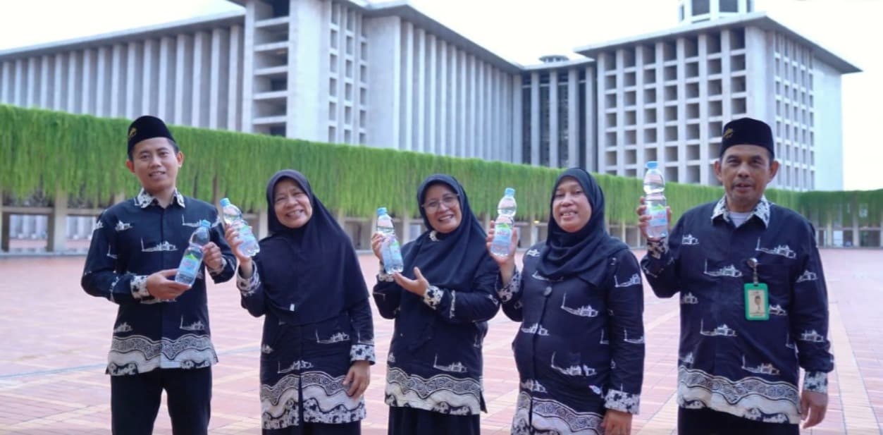 Wujudkan Impian Marbot Masjid Istiqlal: Le Minerale Berikan Beasiswa dan Umroh