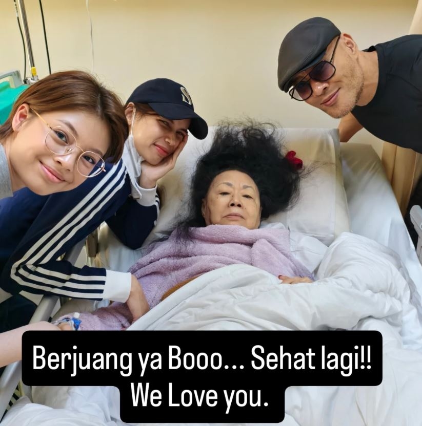 Sempat Jatuh, Deddy Corbuzier Minta Doa Kesembuhan Sang Ibu