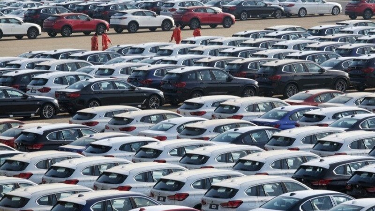 Trump Berlakukan Tarif Otomotif, Saham Produsen Mobil Babak Belur