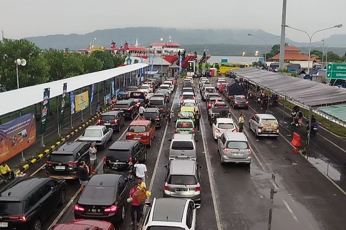 Ratusan Ribu Pemudik Tinggalkan Bali, Antrean Panjang di Pelabuhan Ketapang