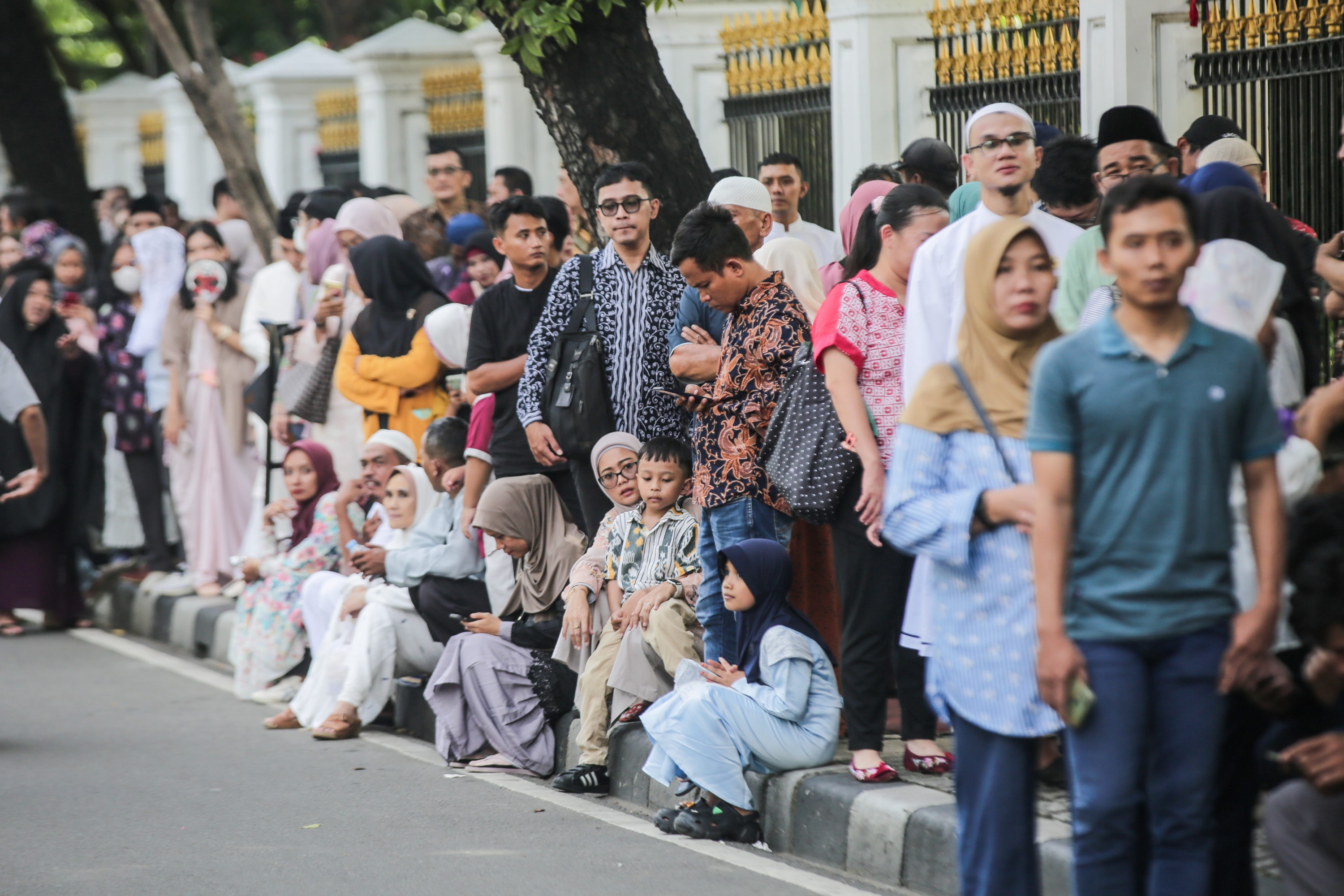 Antusiasme Warga Sambut Prabowo di Salat Id dan Open House Jadi Bukti Kecintaan Rakyat