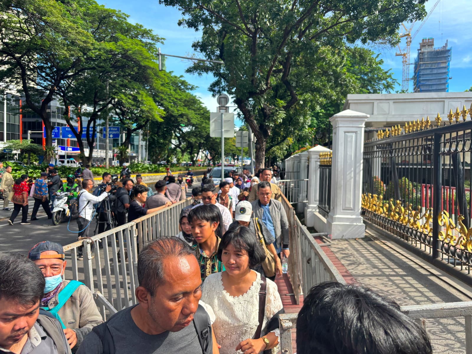 Antusiasme Open House di Istana Negara Tinggi, Masyarakat Ramai Mau Ketemu Prabowo