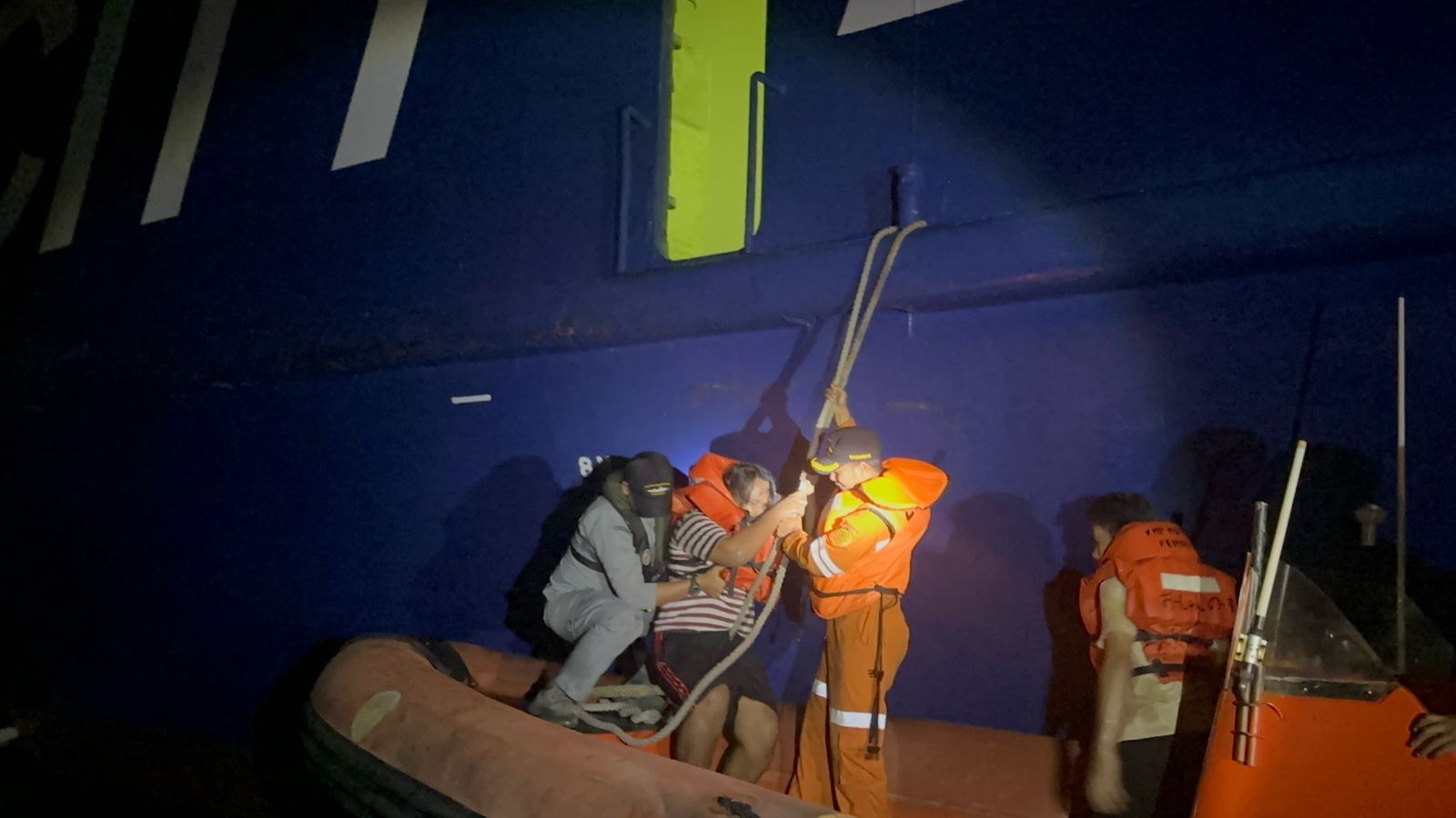 Bakamla Evakuasi 12 Kru KMP Mutiara Ferindo 2 yang Terbakar di Perairan Banten