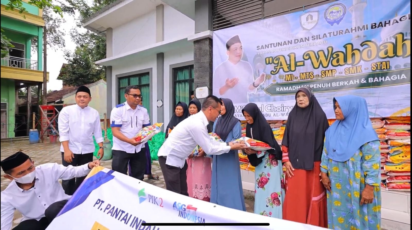 PIK2 Salurkan 1.000 Paket Beras untuk Dukung Kesejahteraan Santri dan Warga Sekitar Ponpes Al-Wahdah