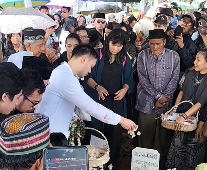 Prosesi Pemakaman Ray Sahetapy, Putra Sulung Adzanin Jenazah di Liang Kubur