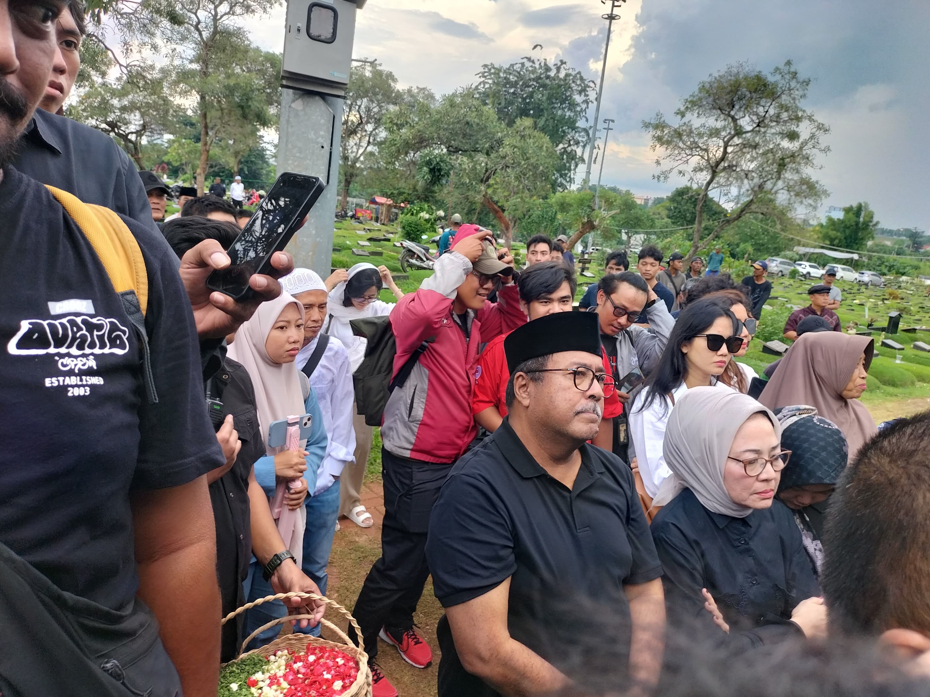 Datang ke Pemakaman Ray Sahetapy, Rano Karno Cerita Kenangan Saat Syuting Bareng