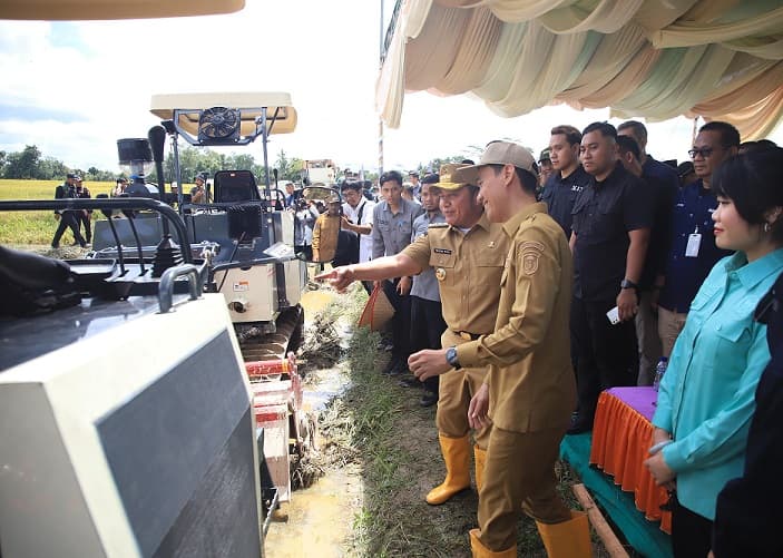 Panen Raya Serentak Bersama Presiden, Gubernur Herman Deru Salurkan Bantuan kepada Kelompok Tani