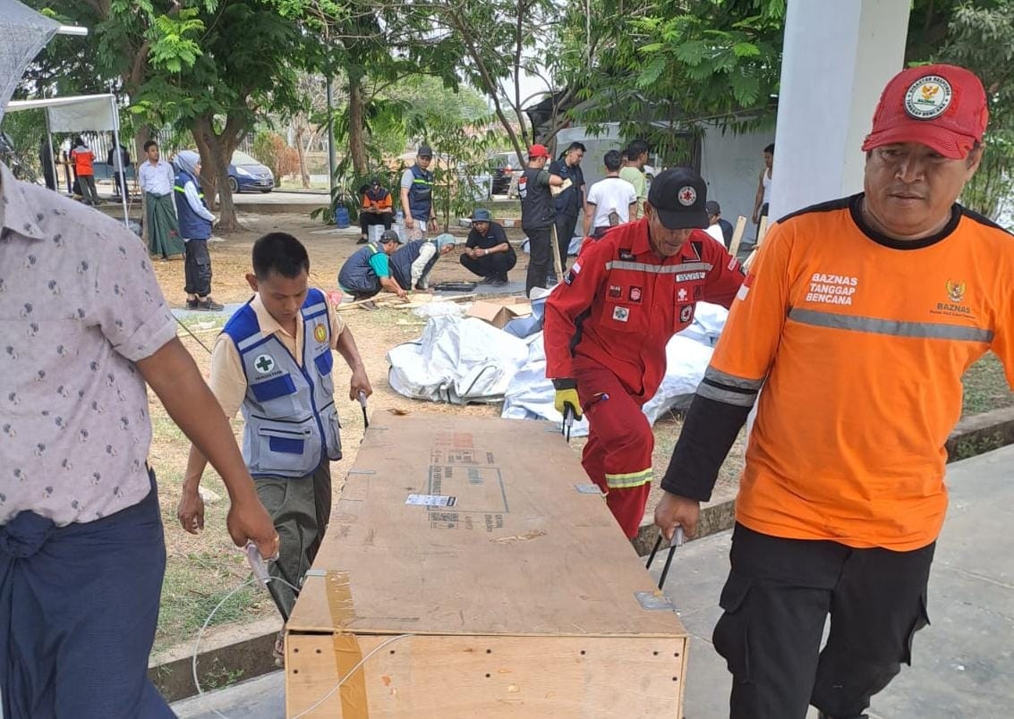 Baznas Salurkan 10 Ribu Sarung untuk Masyarakat Muslim Terdampak Gempa Myanmar