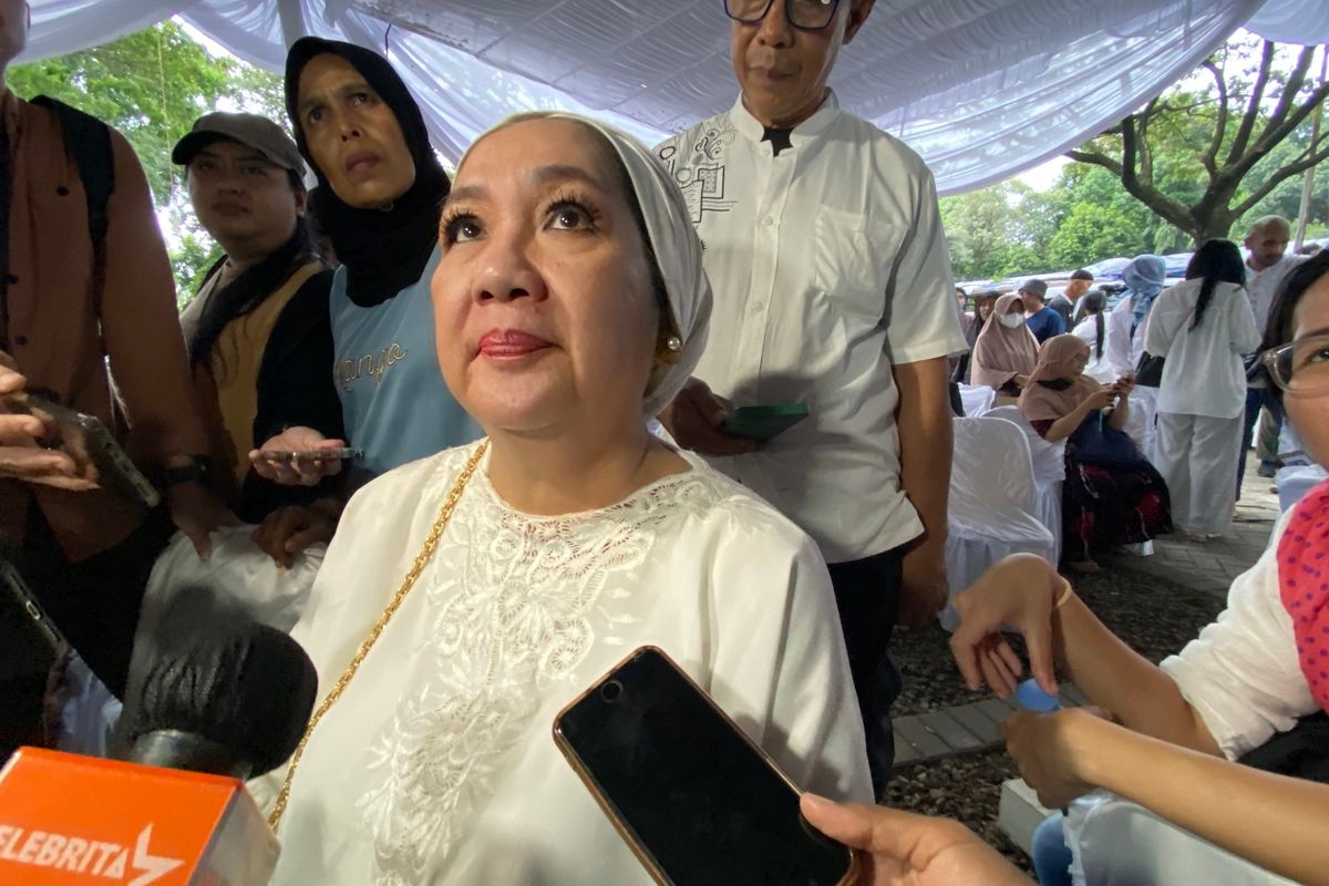 Ribuan Pelayat Hadiri Pemakaman Titiek Puspa, Sang Anak Tak Kuasa Menahan Haru