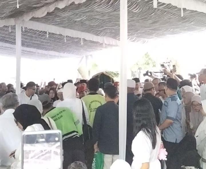 Jenazah Titiek Puspa Dimakamkan, Masyarakat Penuh Berebutan Melihat