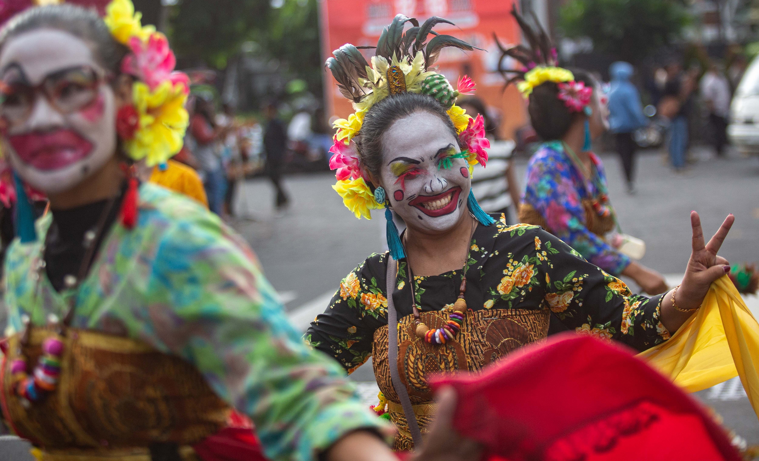 Bagaimana Cara Menumbuhkan Sikap Hormat terhadap Tradisi atau Budaya Masyarakat di Indonesia? Inilah Jawaban yang Tepat dan Akurat