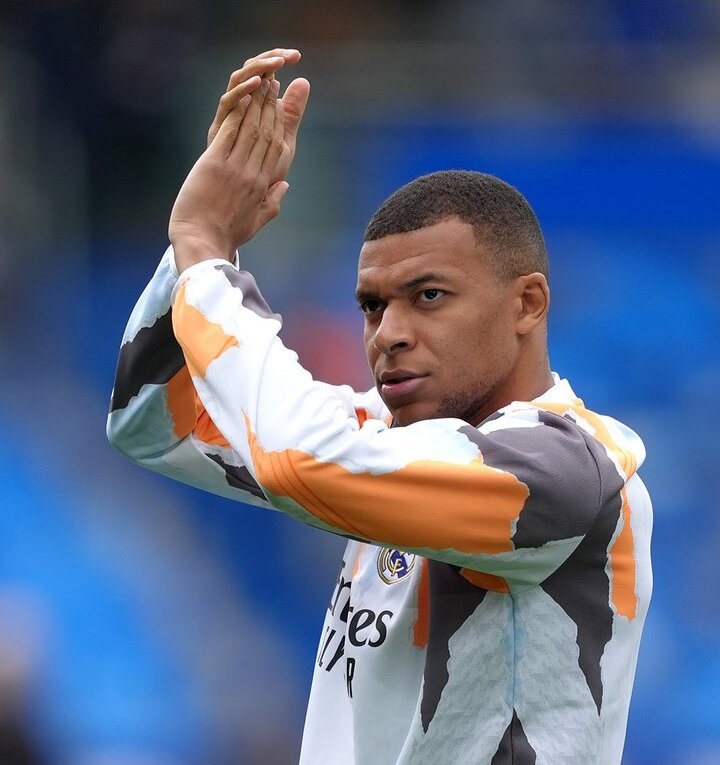 Lakukan Tekel Keras, Kylian Mbappe Terima Kartu Merah Pertama