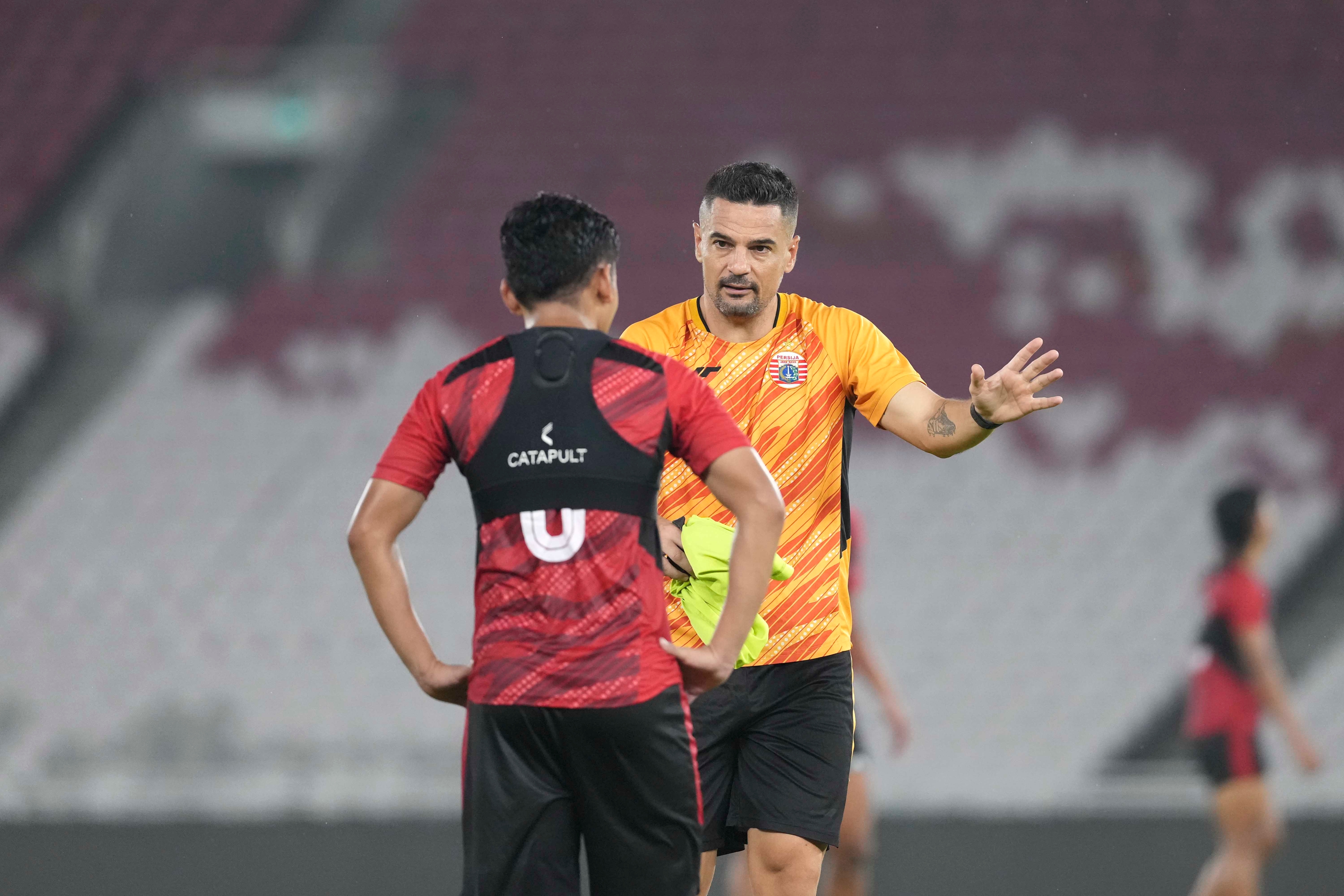 Dalam Tekanan Bawa Persija Jakarta ke 4 Besar, Carlos Pena Ogah Bicarakan Masa Depannya