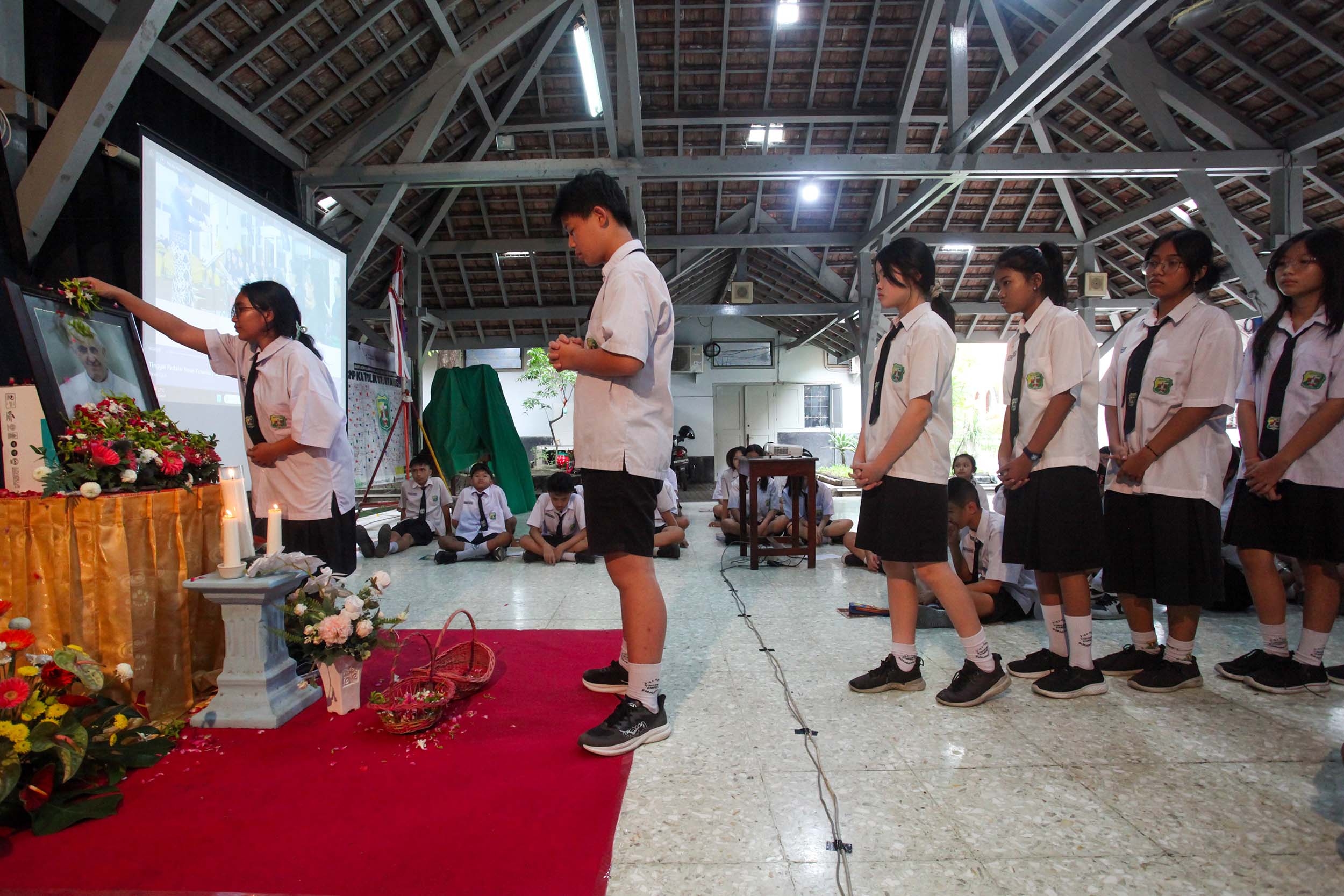 Guru Hendaknya Memahami Emosi Siswa, Bisa Menilai Situasi yang Dapat Mempengaruhi Perilaku Siswa. Dalam Hal Ini Guru Harus Memiliki ...