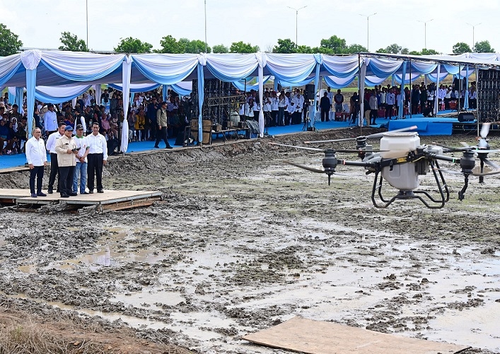 Tebar Benih Padi Pakai Drone, Presiden Prabowo: Kita Akan Jadi Lumbung Pangan Dunia