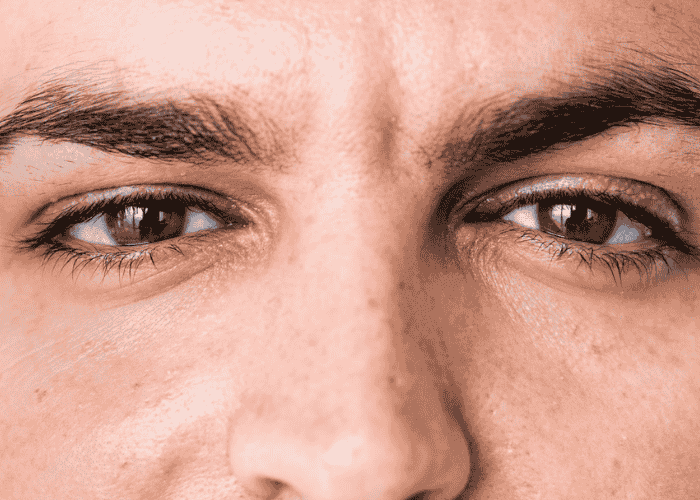 Kenapa Orang Menyipitkan Mata Saat Bicara? Ini Menurut Psikologi yang Akurat