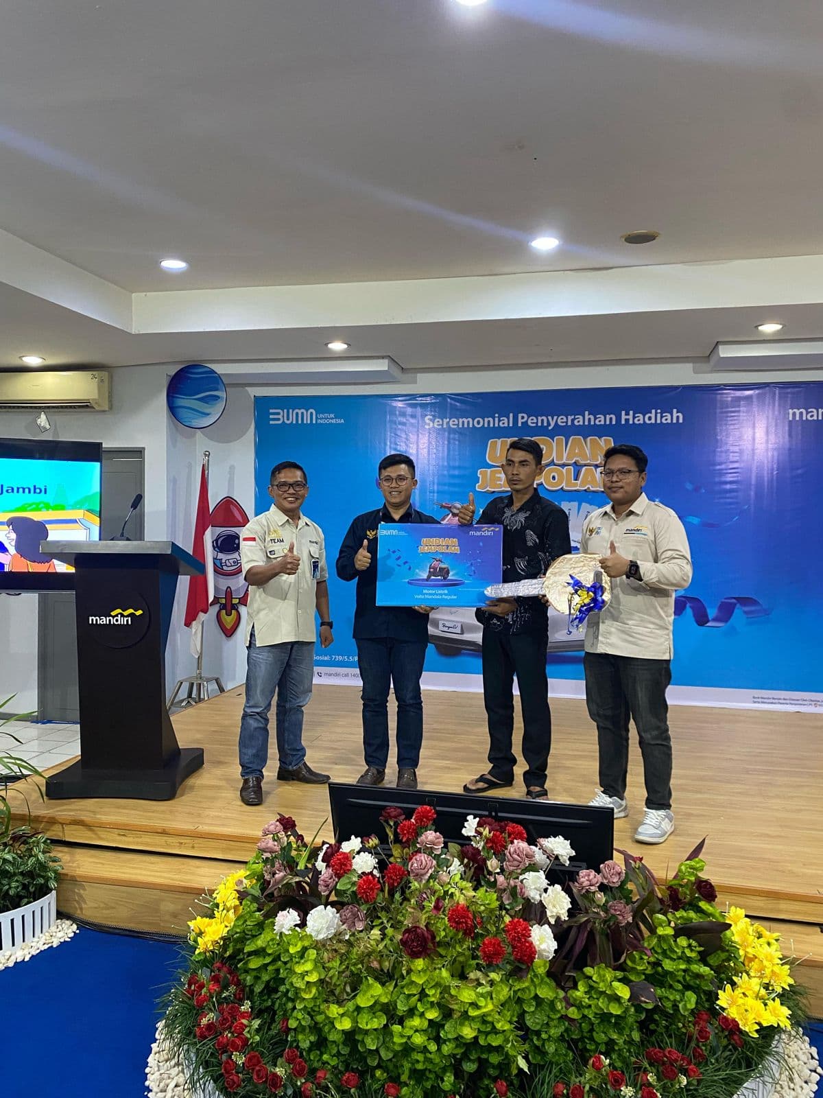 Gelar Gathering Mandiri Agen, Bank Mandiri Bagikan Hadiah Pemenang Program Undian Jempolan Nasabah pemilik Tabungan Mitra Usaha di Jambi