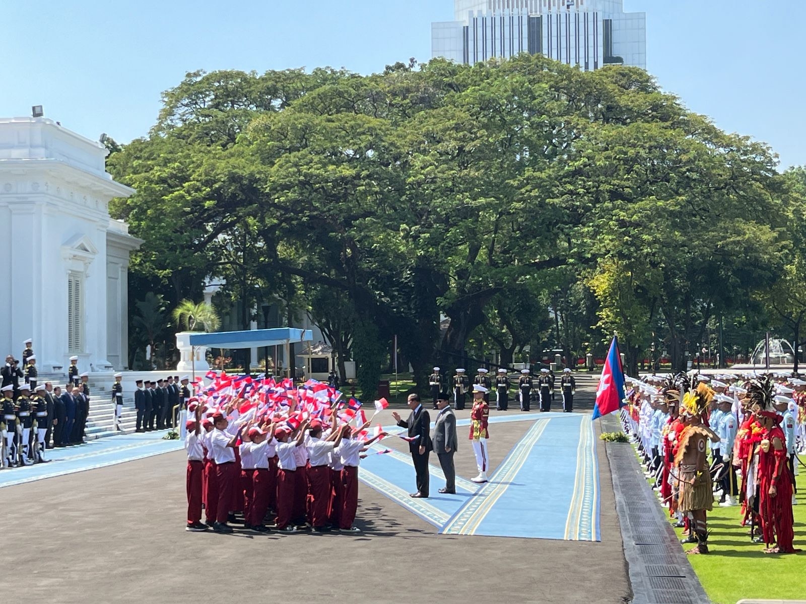 Prabowo Sambut Hangat Presiden Senat Kamboja di Istana Kepresidenan