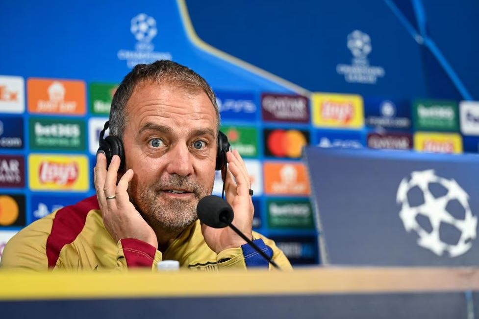 Dani Olmo Sebut Ruang Ganti Barcelona seperti "Pesta", Hansi Flick Ogah Kasih Tekanan