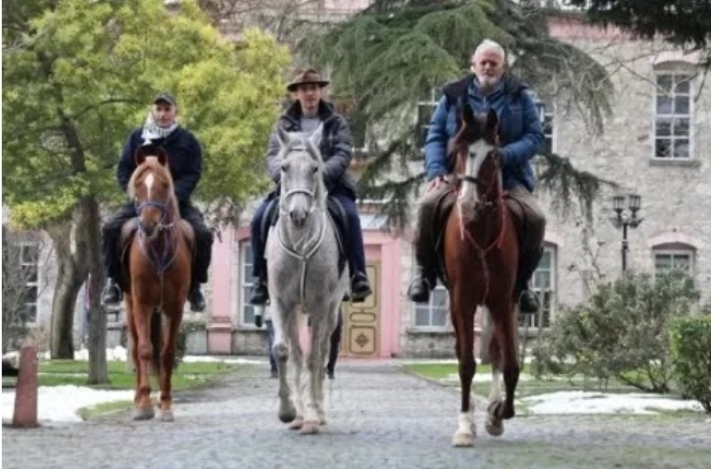 Jemaah Haji dari Spanyol Ini Tempuh 8.000 Km Berkuda Menuju Mekkah