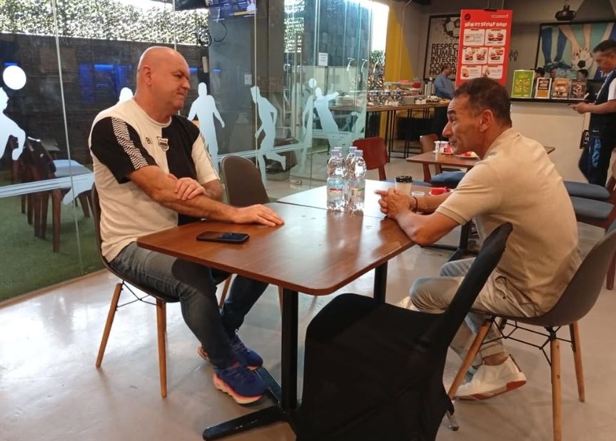 Gerald Vanenburg Lanjutkan 'Blusukan', Kali Ini Bertemu Bojan Hodak dan 2 Pemain Muda Persib