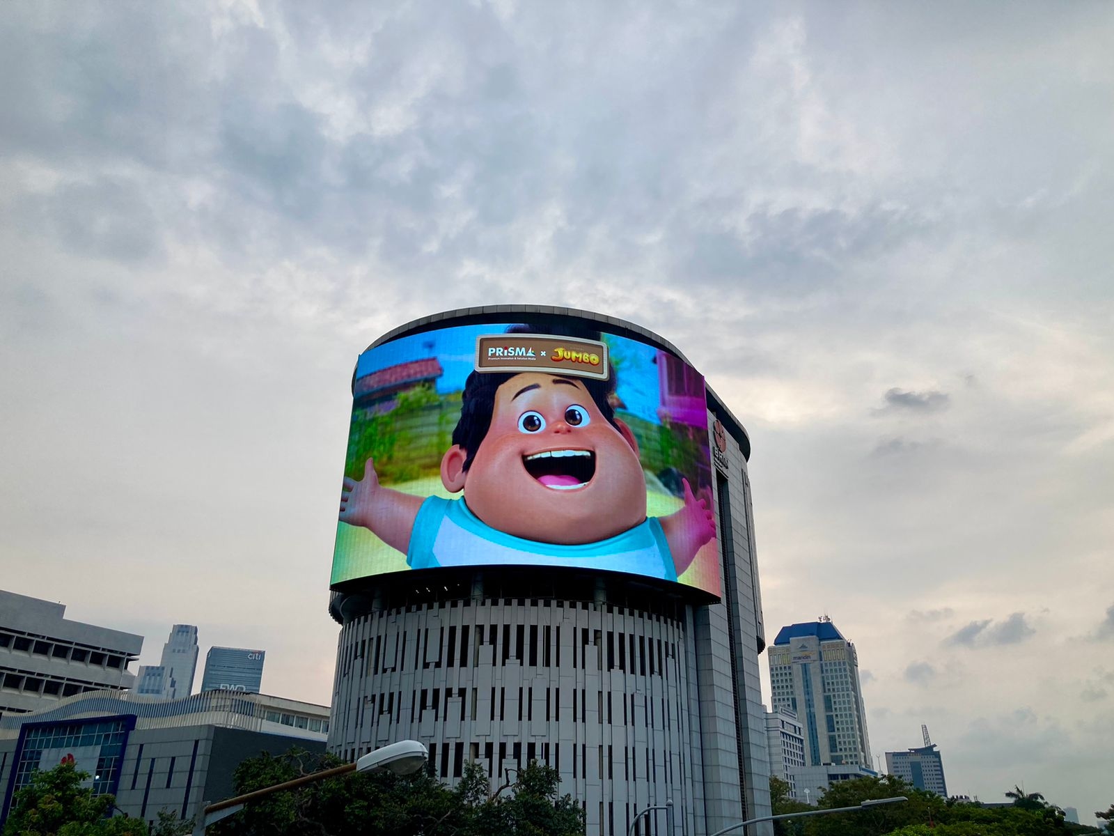 Videotron Raksasa di Jakarta Tampilkan Karakter Film Jumbo